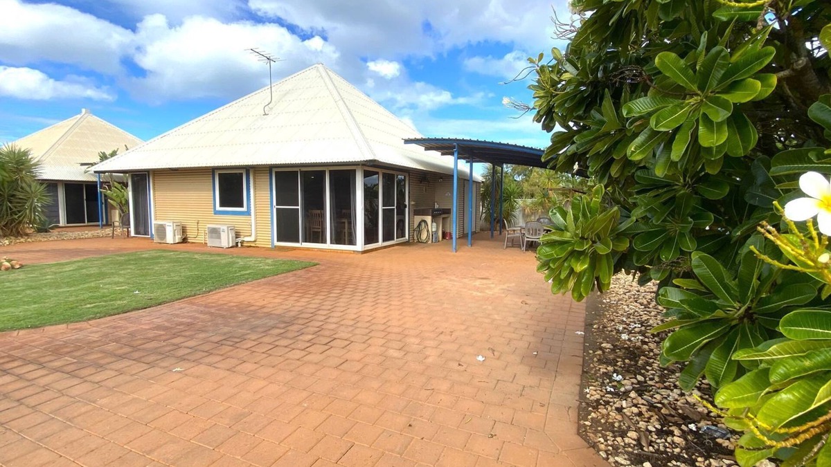 Exmouth Villa | Osprey Holiday Village Unit 113/2 Bedroom apartment in complex with a pool