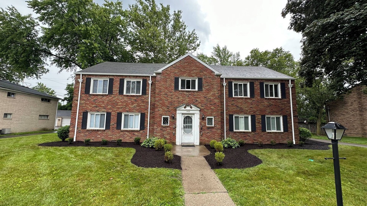 Toledo Condo | Ottawa Hills Hillandale House Cozy Condo in the charming village w/WiFi, AC