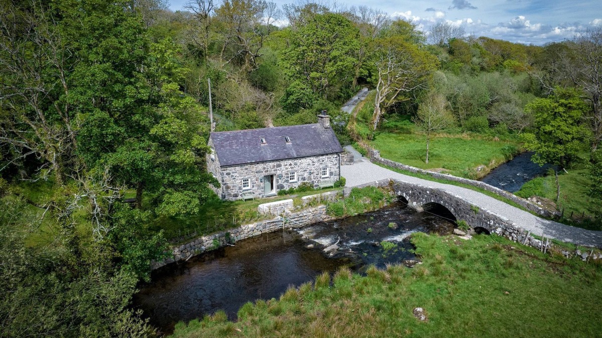 Llwyndyrys Cottage | Otter Cottage - sleeps 6 guests in 3 bedrooms