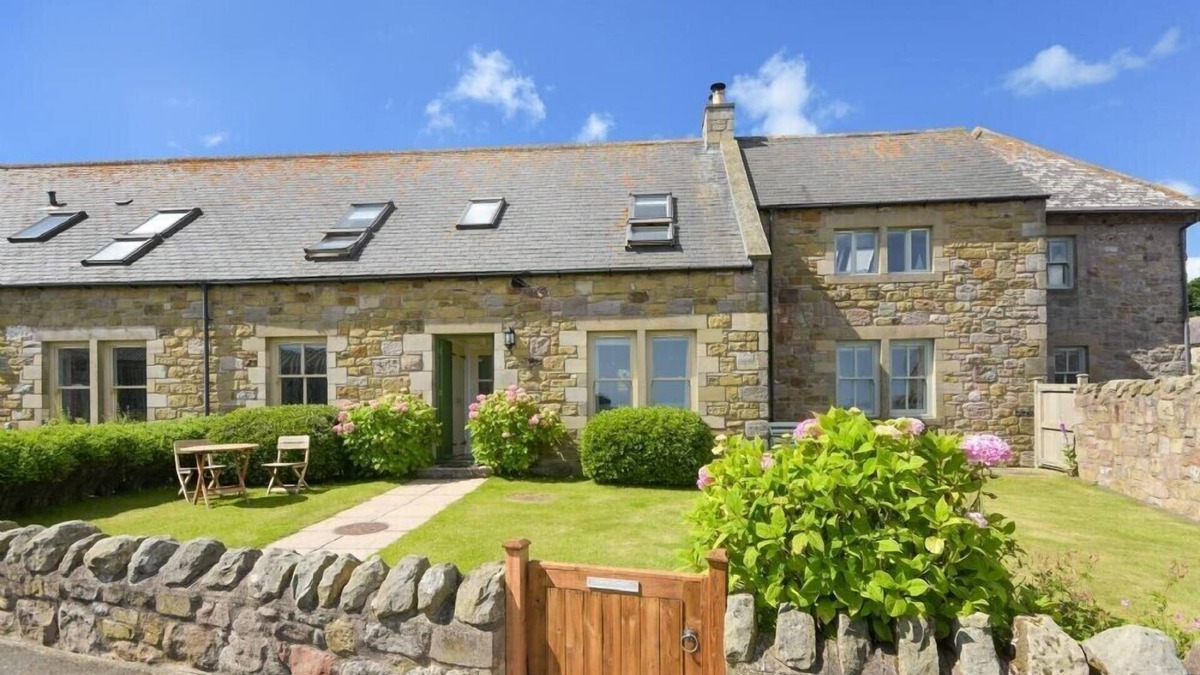 South Charlton Cottage | OTTOLINE COTTAGE, pet friendly, country holiday cottage in Embleton