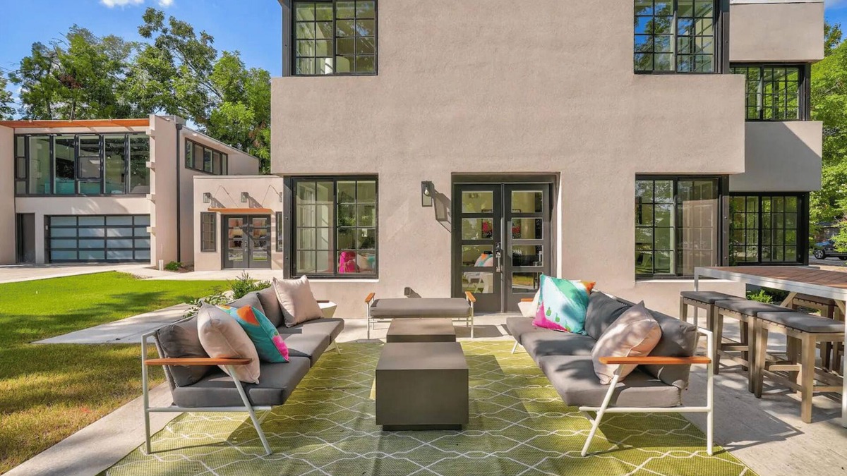 Norman House | OU Luxury 5BR Retreat + Patio | Walk to Campus #Cha