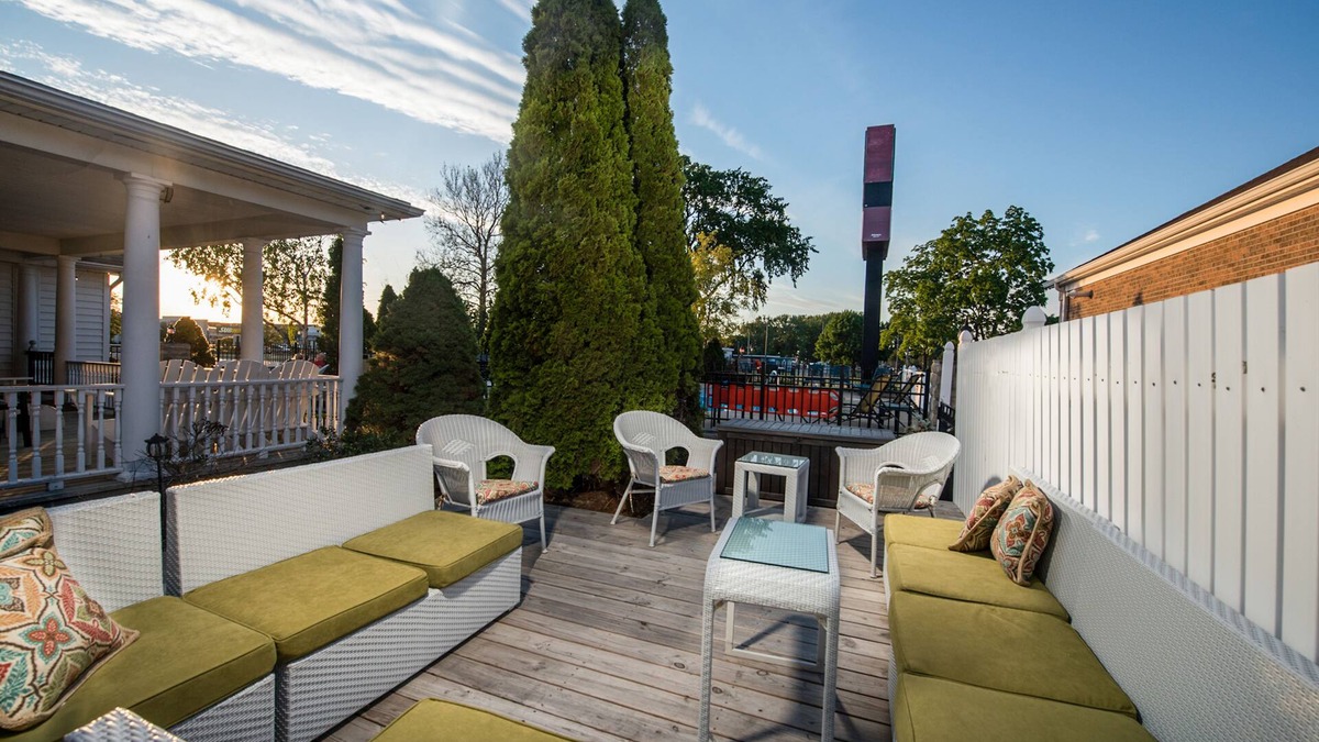 Port Clinton Hotel | Our Guest Inn and Suites - Downtown