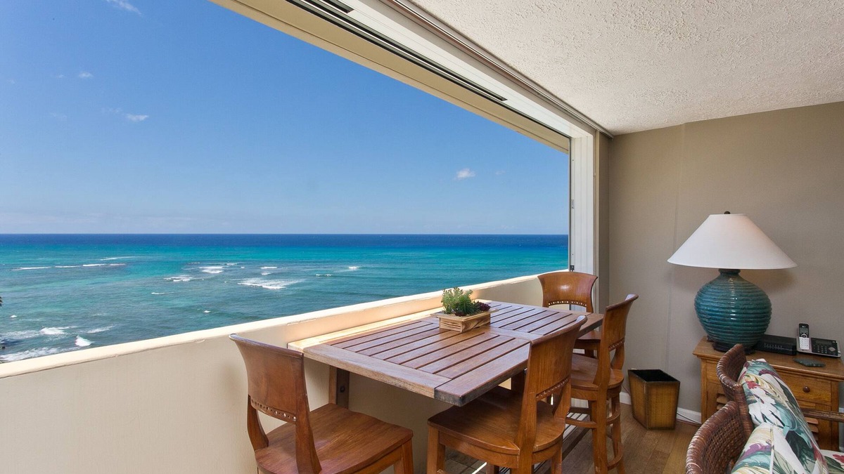 Diamond Head - Kapahulu - St. Louis Condo | Our Penthouse over the Pacific ☀ A true gem that sleeps 4 is lovingly cared for