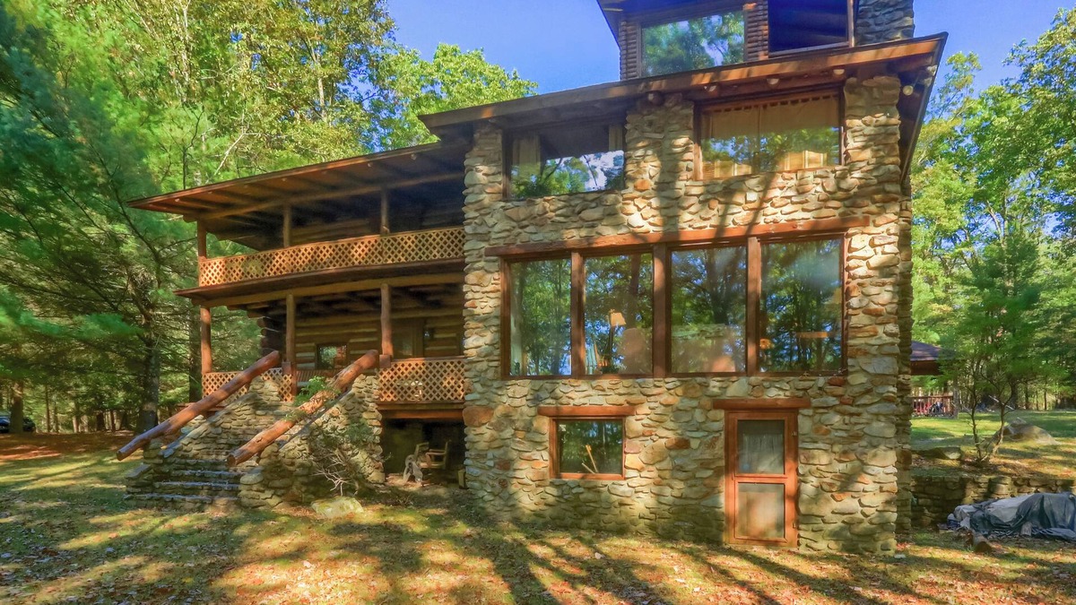 Clarion Cabin | Our spacious and comfortable rooms provide the perfect retreat for your next getaway. Conveniently located near top attractions and beautiful outdoor spaces, this is the perfect destination for those looking to unwind and recharge.