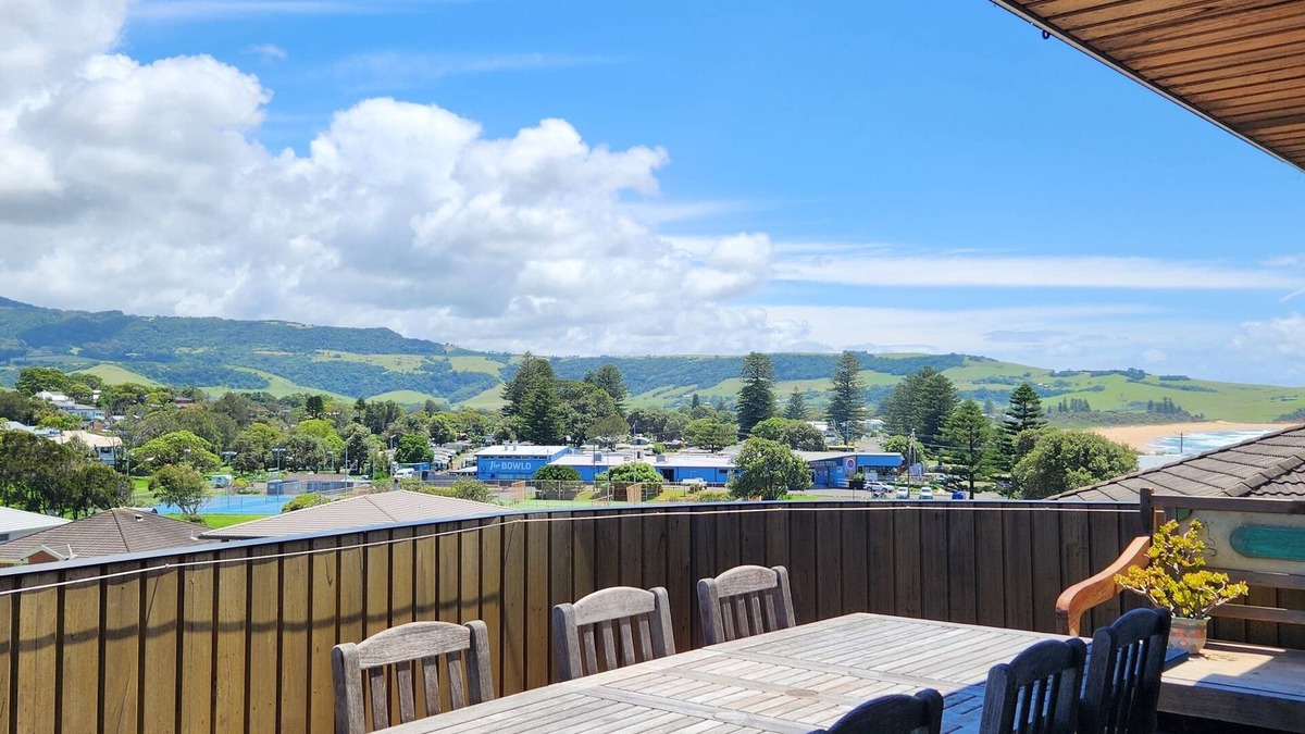 Gerringong House | Ourie House: 200m to Werri Beach, pet friendly.