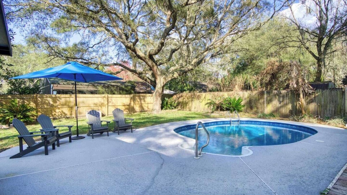 Del Rio House | ~Out of the Blue Sleeps 13 Cool Pool~