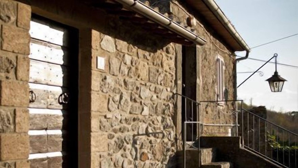 Latera Apartment | OUT OF THE OVEN. In the ancient village a cozy stone house on two levels.