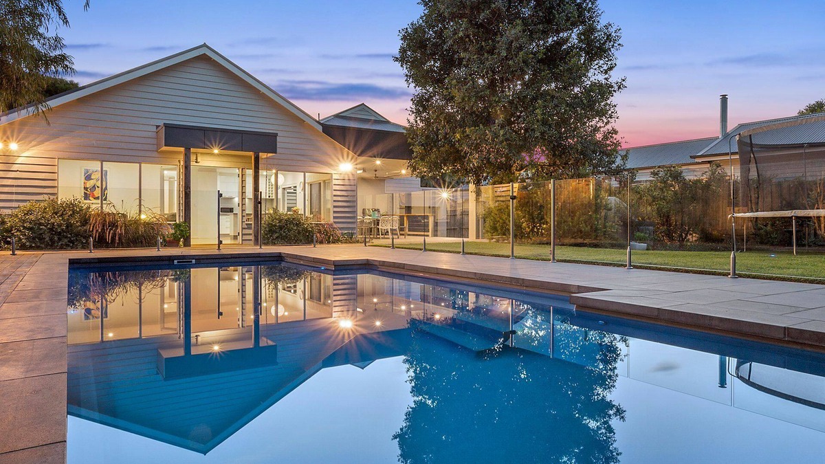 Mornington House | Outdoor Entertainer - Pool and Spa