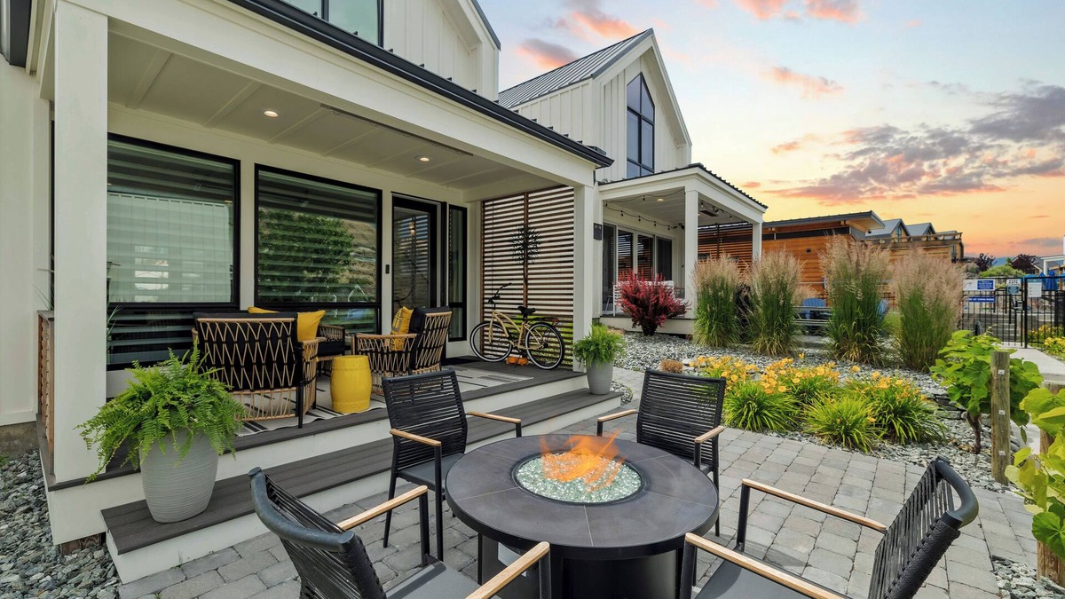 Chelan House | Outdoor Heater & Covered Patio, Paddle boards, Fire table, Bikes, Outdoor Games