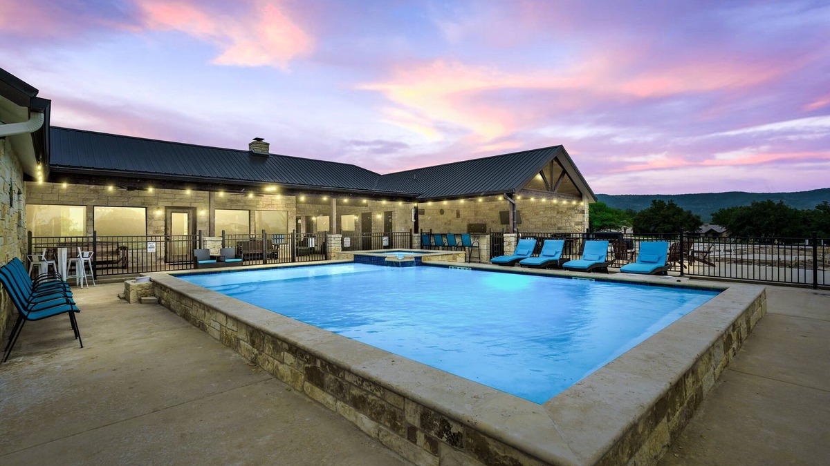 Sabinal House | Outdoor kitchen, volleyball, swimming pool & hot tub!
