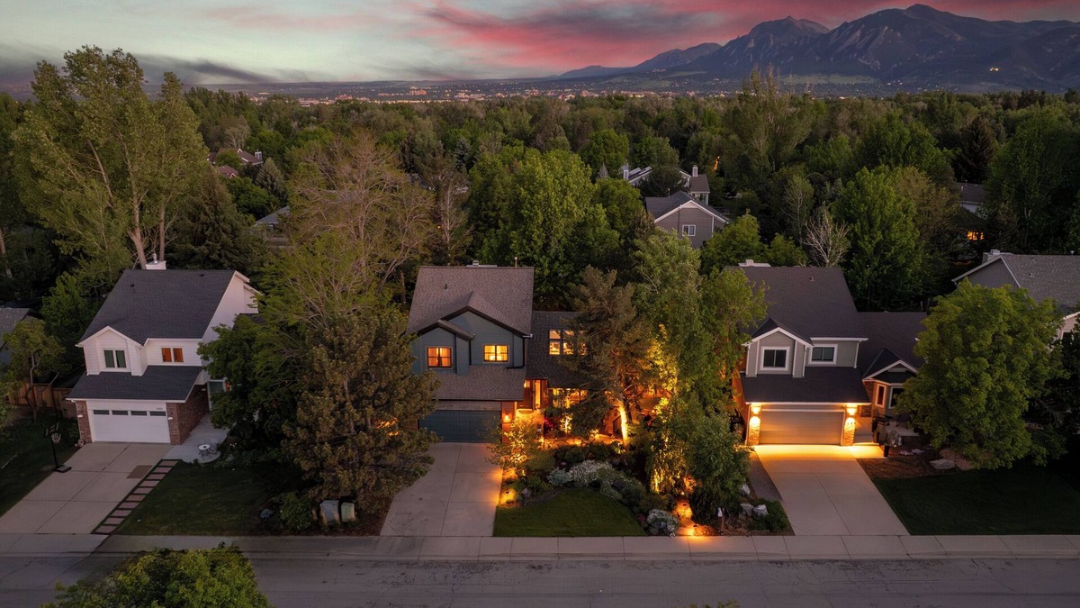 Boulder House | Outdoor Living! Hot Tub+Fire Pit+Gardens+GameRoom! Close to it ALL!