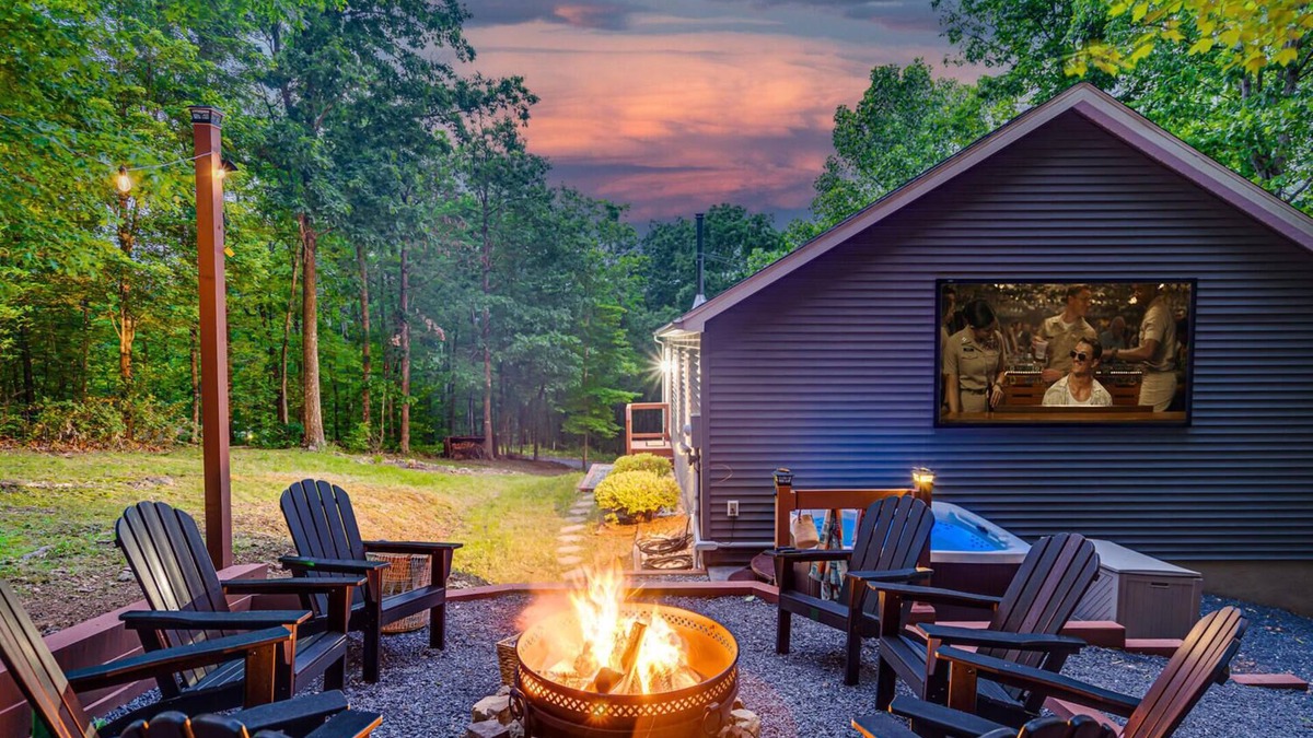 Basye House | Outdoor Movie Theater Hot Tub Fire Pit Game Room Cabin 2 miles from Bryce Resort