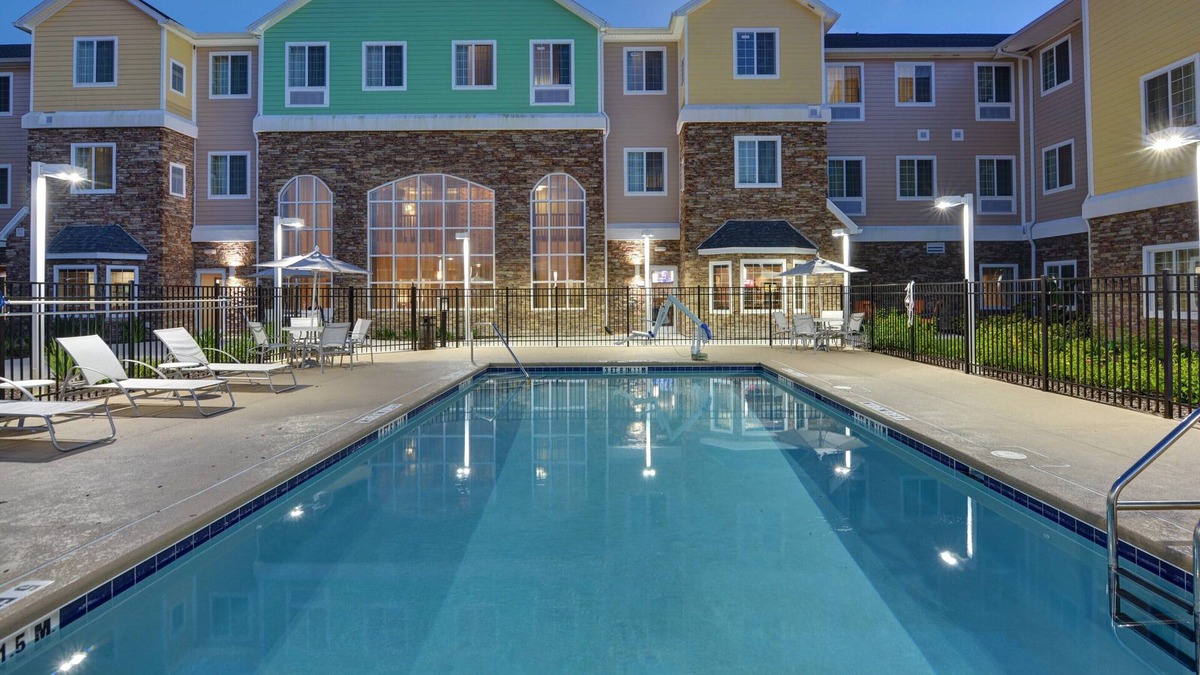 Lakeland Condo | Outdoor Pool. Free Breakfast Buffet. Gym. Perfect for Groups!