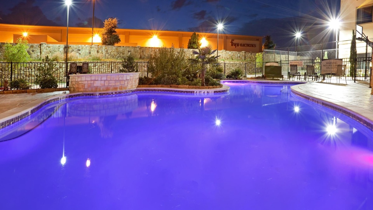 Irving Apartment | Outdoor Pool + Hot Tub + Free Breakfast | 24 Hour Business Center