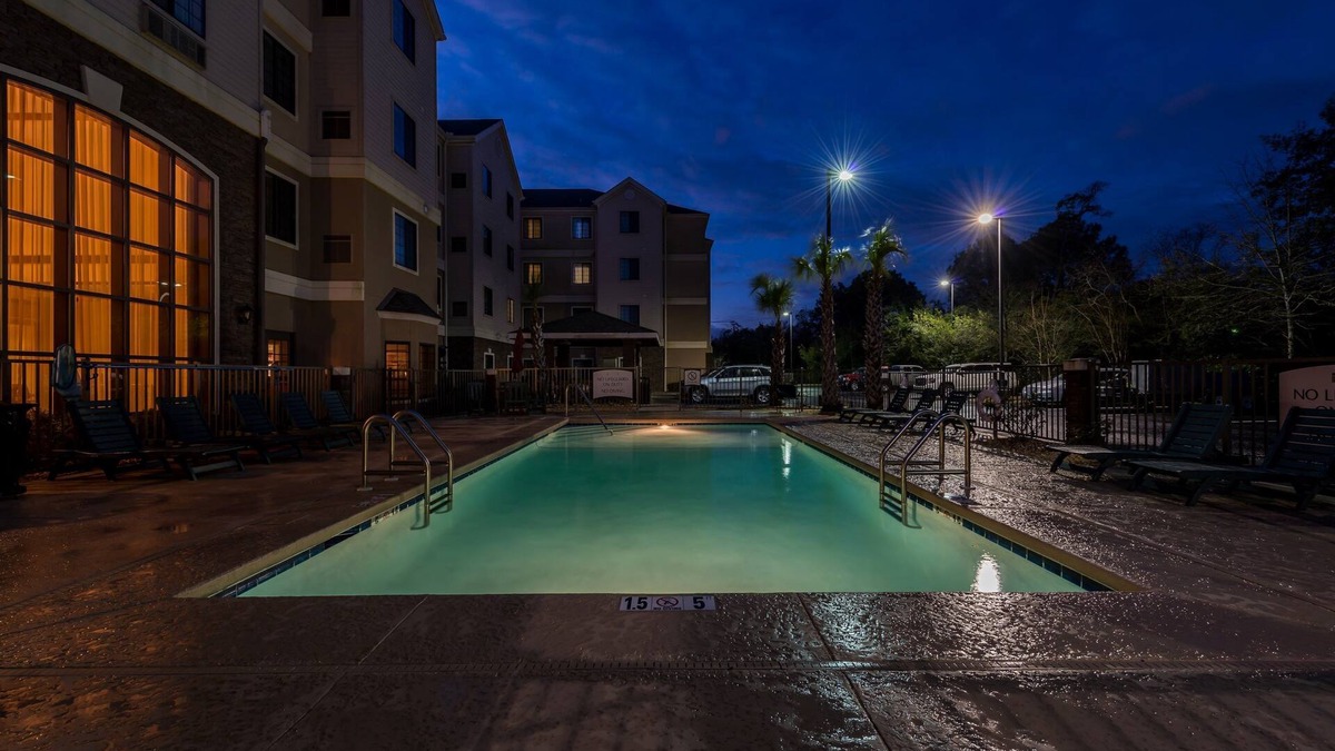 Oak Condo | Outdoor Pool + Near to the Beach | 1 Bedroom