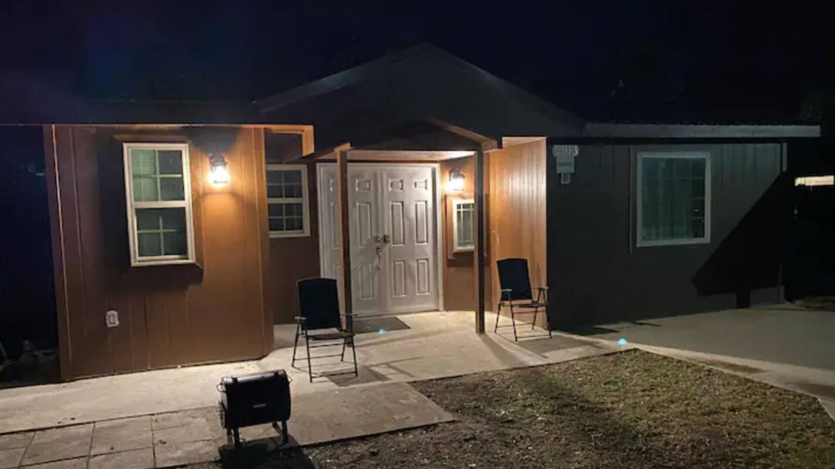 Northwest Pensacola Cabin | Outpost Cottage - Sleeps 3 Great Price!