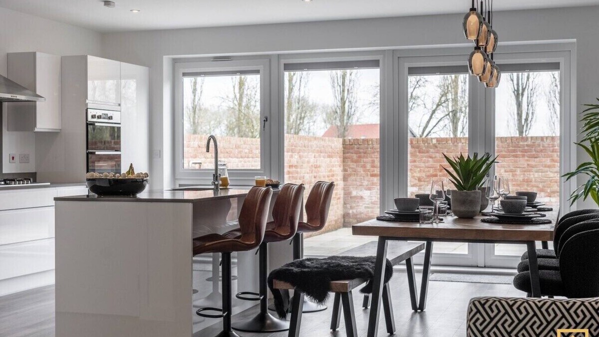 Milton Keynes House | Outstanding 5 Bedroom Townhouse, Canal Views