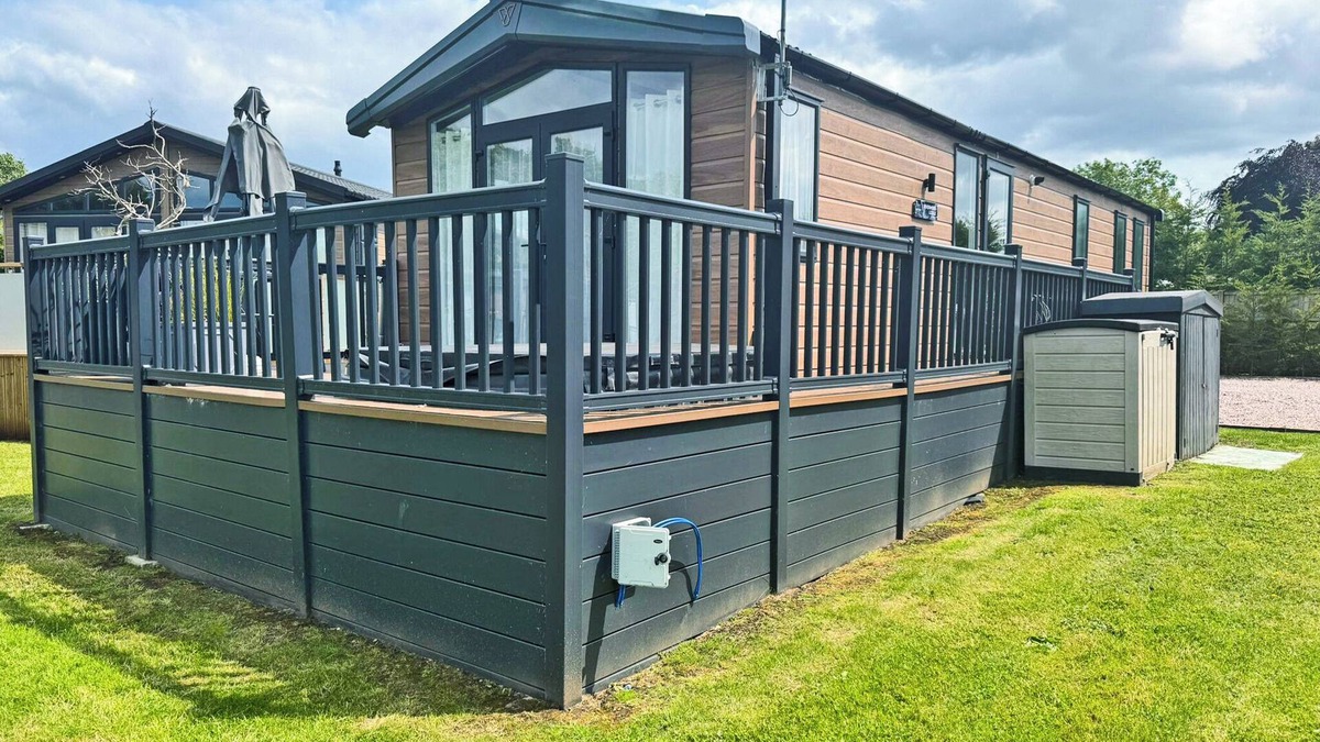 Congleton Ski Chalet | Outstanding and luxurious lodge with one double bedroom and one twin bedroom.