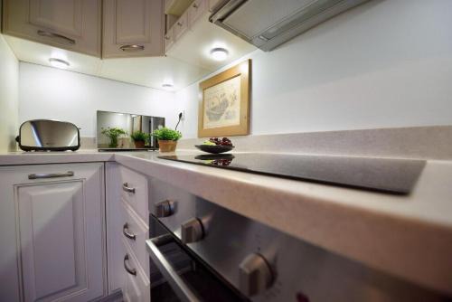 Anafiotika Villa | Outstanding Athens Apartment Karyatis Luxury Maisonette 3 Bedrooms Stunning View Of The Acropolis