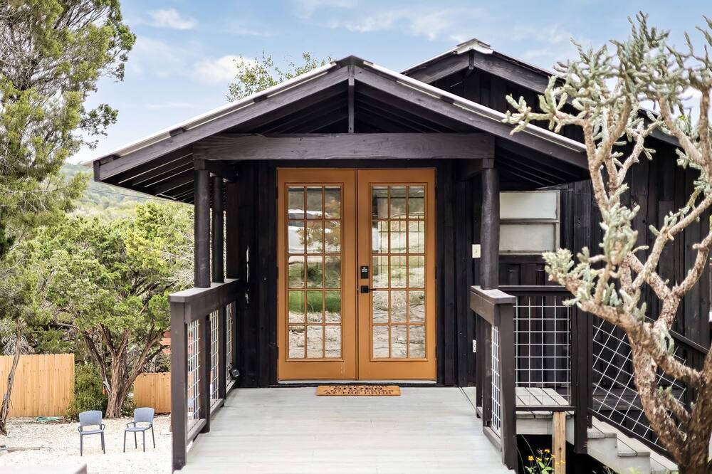 Leander Cabin | Outstanding Modern Cabin with Spectacular Outdoor and Indoor Areas in Texas