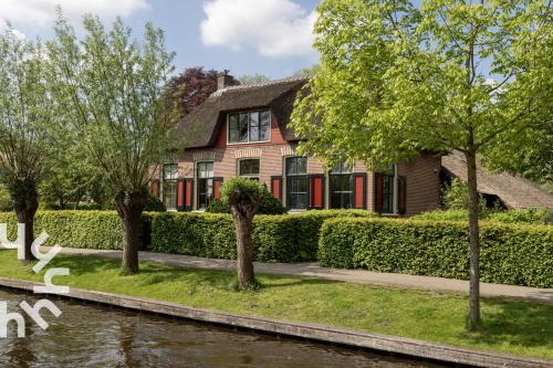 Giethoorn Apartment | OV593 - 4P apartment in the heart of Giethoorn on the village canal