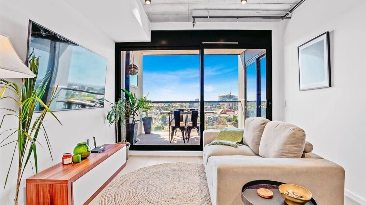 Footscray Apartment | Ovation - New Footscray Apt. w/parking & pool