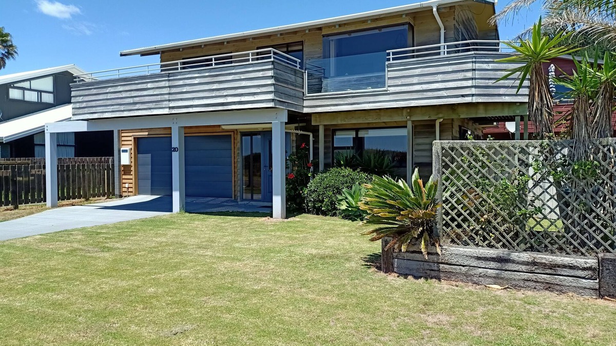 Ohope House | Over the road from the beach! Family sized ocean front home at Ohope Beach.