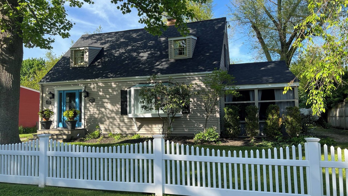 Greenport House | Overlook a Vineyard, Walk to the Beach, and only a Short Walk to Town - 5 Star!
