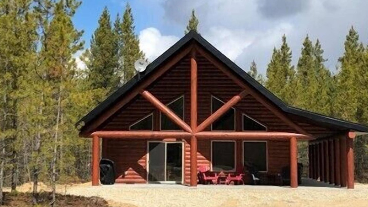 Valemount House | Overlook Cabin Rental - Pet Friendly!