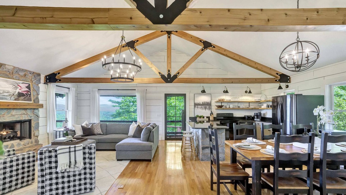 Salem House | Overlooking Lake Keowee Bay View