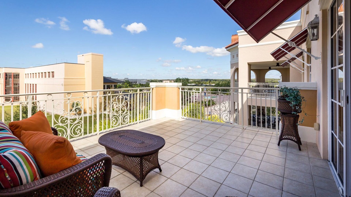 Ave Maria Condo | OVERLOOKING THE PIAZZA !