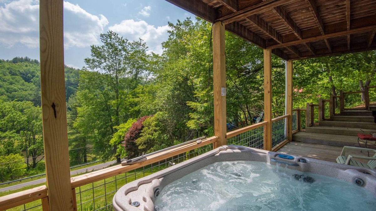West Jefferson Cottage | Overlooking the New River + HOT TUB + Fire Pit