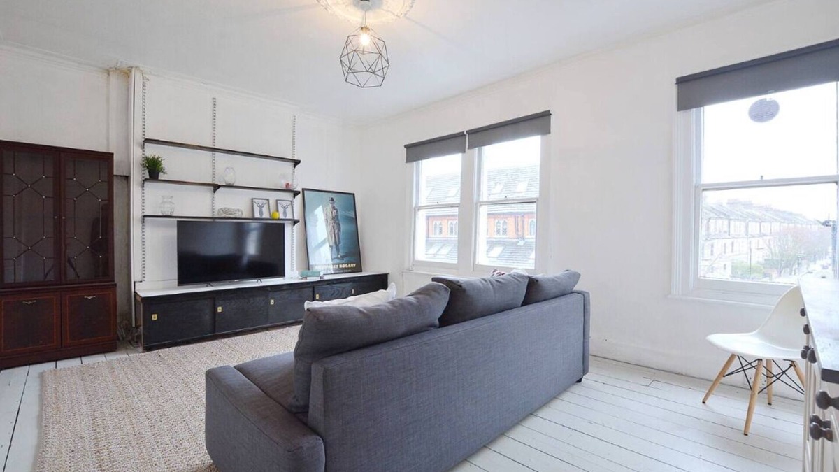 Harrow Road Apartment | Oversize 1Bed Victorian Penthouse in Maida Vale