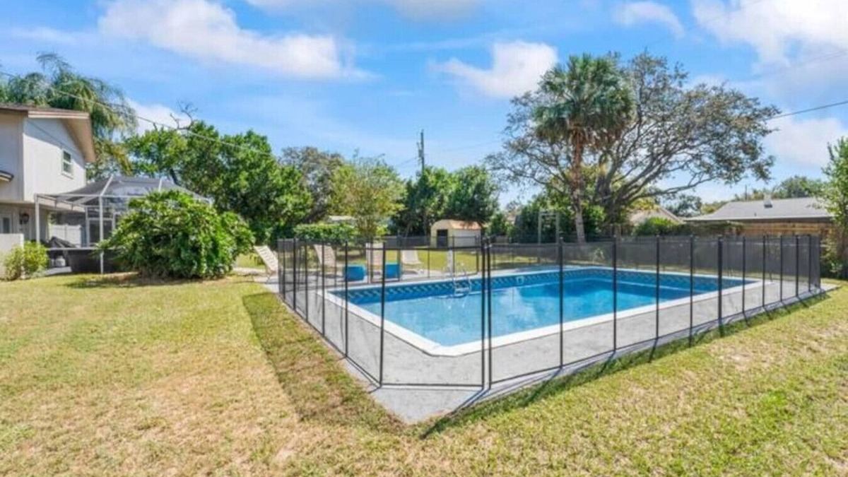 Brandon House | Oversized 4bed + Converted Bedroom, Pool + Hot Tub