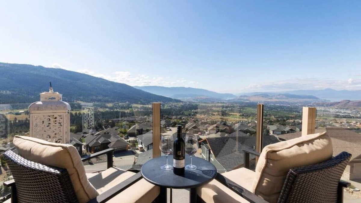 Foothills Apartment | OWAV- Whole Home · Stunning 5 bed house on Silver Star mountain