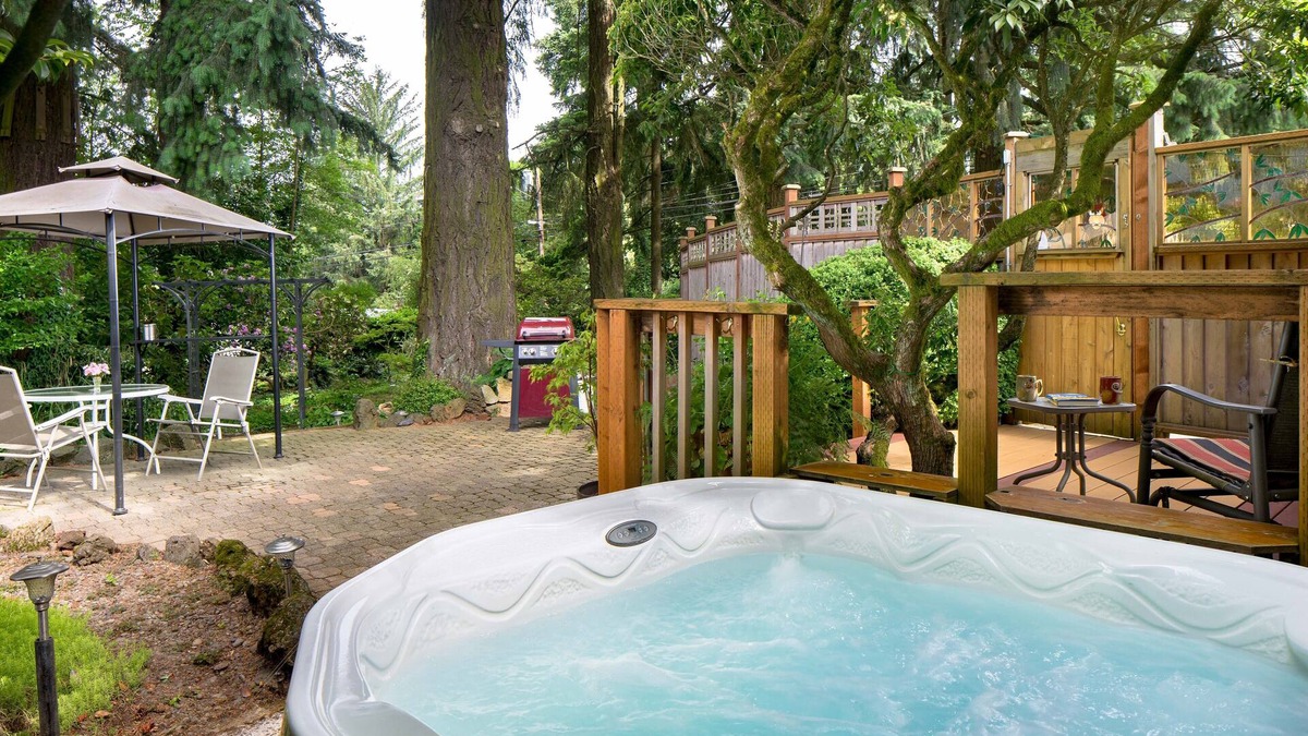 Far Southwest Apartment | Owl Forest Studio, Romantic & Private with Hot Tub