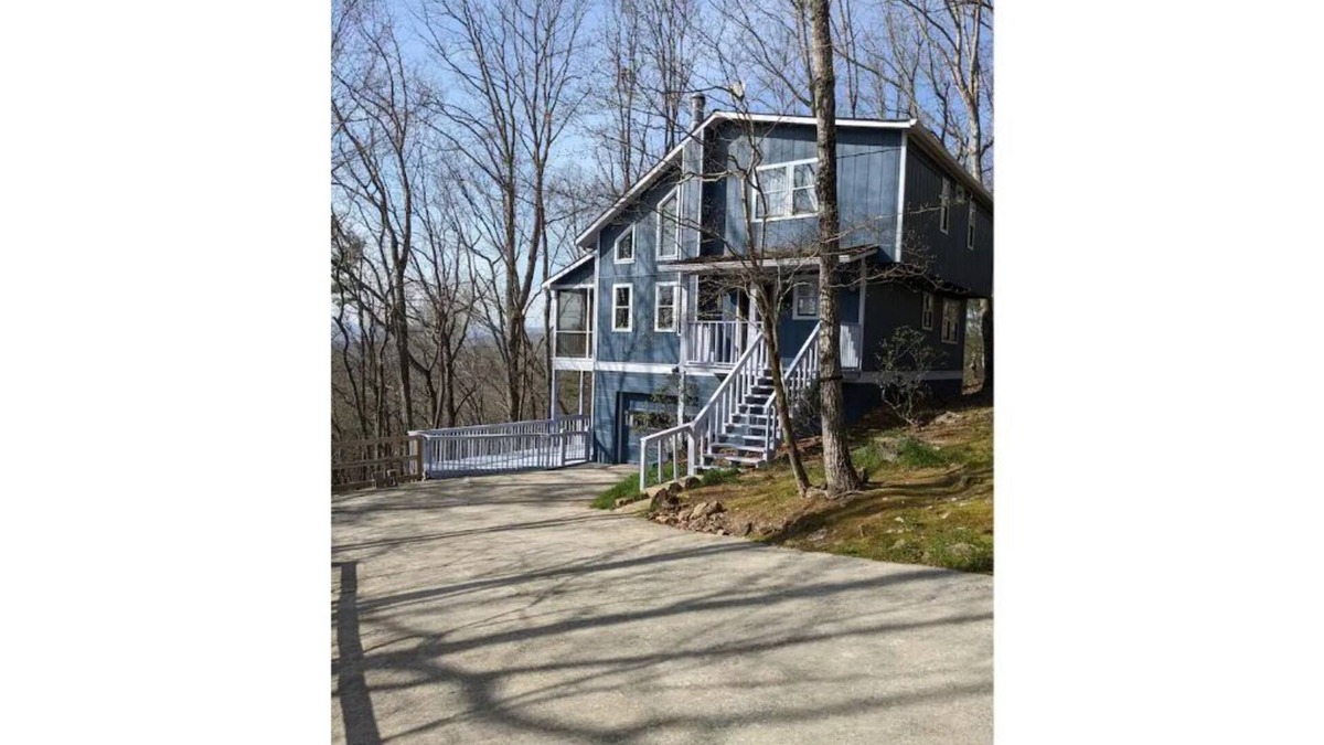 Clarkesville House | Owl Landing Treehouse retreat with firepit. 12 minutes to Helen & Clarkesville!