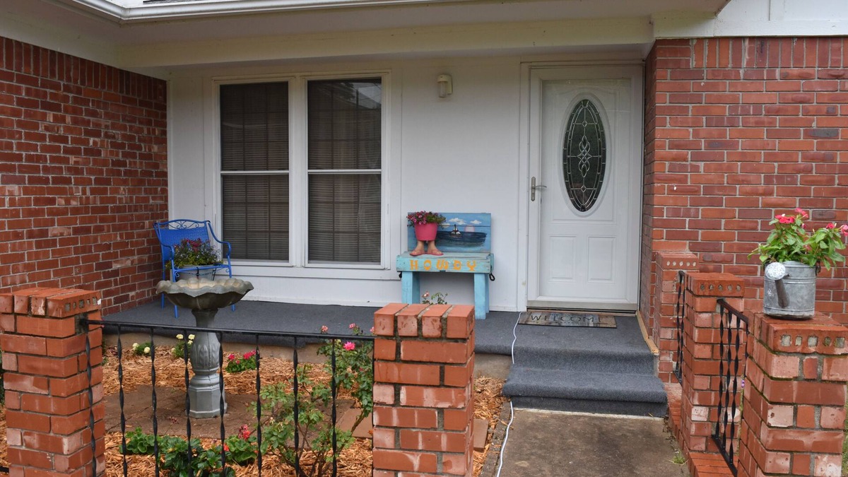 Checotah House | OWL LITTLE LAKE HOUSE A FUN WALK TO SANDY BEACH