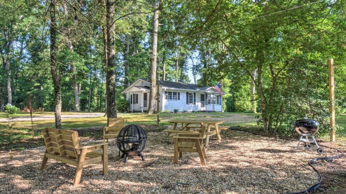 Helen Cottage | 'Owl's Hideaway' in Cleveland w/2 Fire Pits!