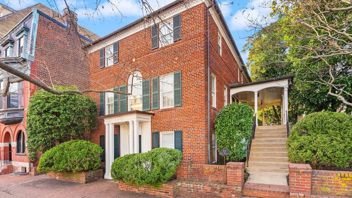 Old Town West House | OwlHouseALX - Largest property in Old Town w Pool! Hosts 16+, 9bd, 99 walk score