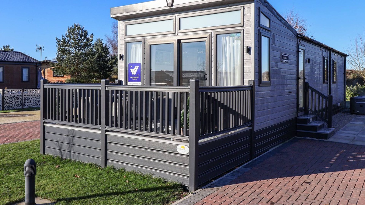 Newton on Derwent Cottage | OWL’S NEST, pet friendly, with hot tub in Wilberfoss