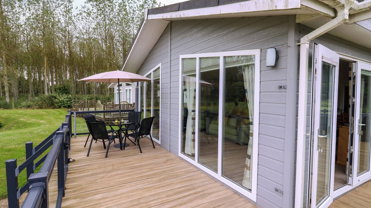 Leiston Cottage | OWLS RETREAT, LODGE 11, pet friendly, with a garden in Aldeburgh
