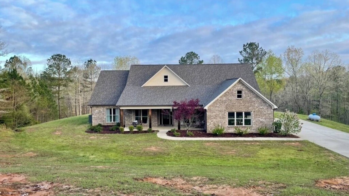 Oxford House | Oxford Country Home-15 Minutes From Campus!