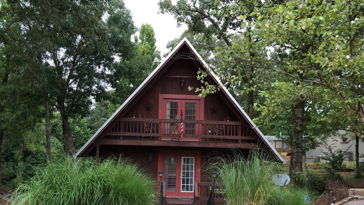Sardis Cabin | Oxford-Sardis Lake Swiss Chalet