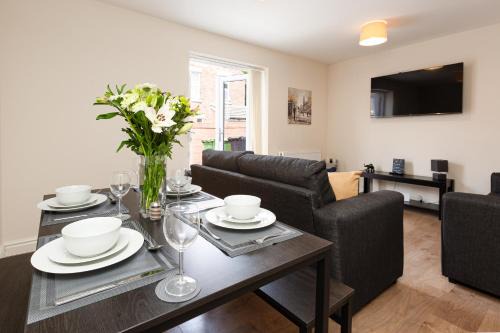 Preston Apartment | Oxheys House - 5 Bedrooms Contractors Parking