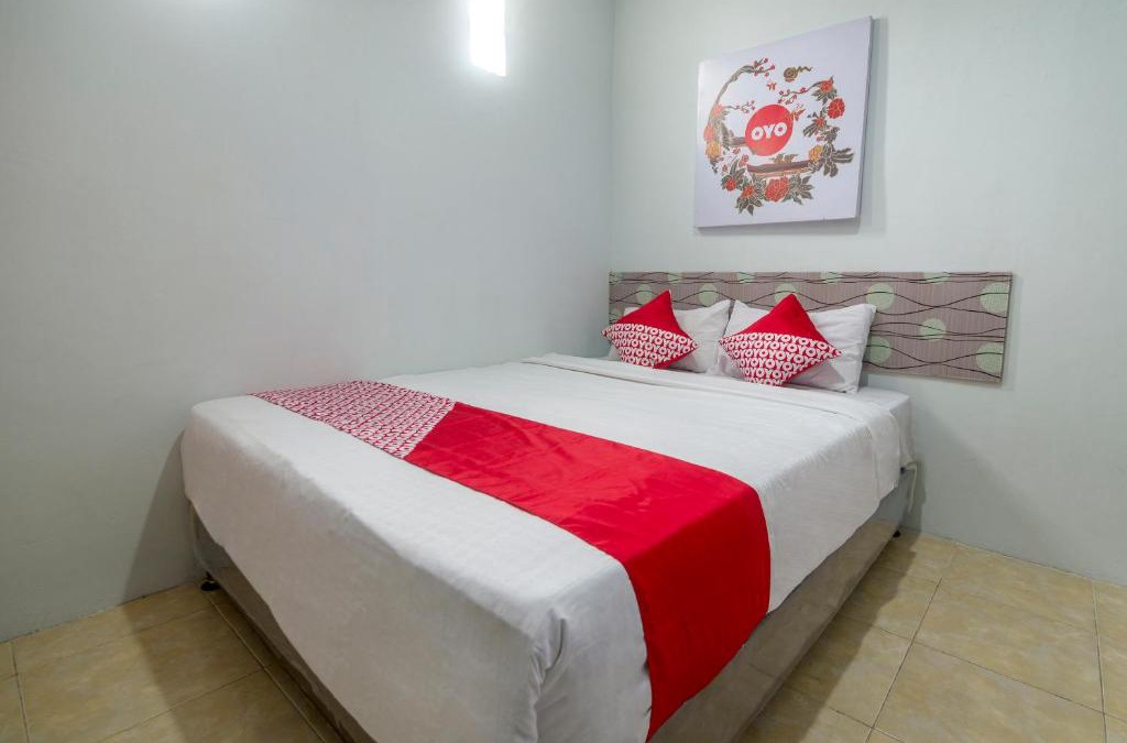 Pontianak Hotel | OYO 2187 Hm Guest House