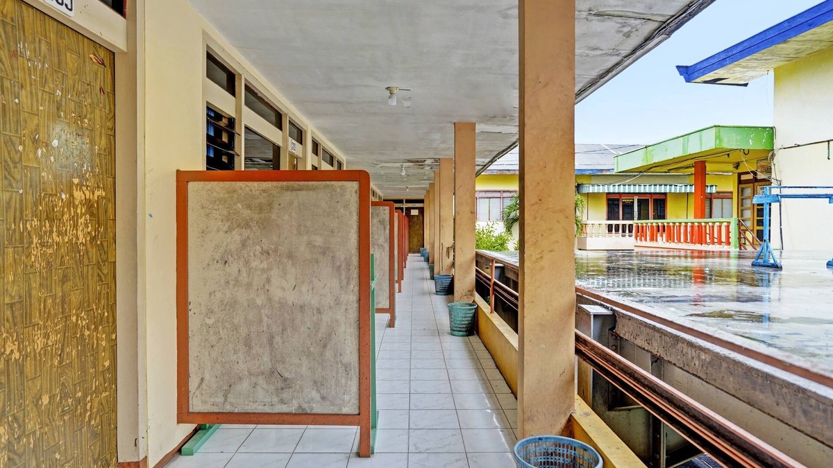 Pamekasan Hotel | OYO 2708 Hotel Kemuning Syariah