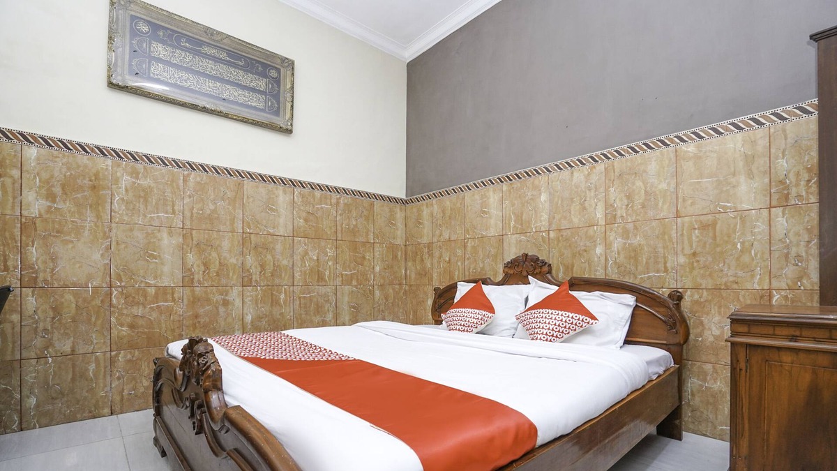 Pamekasan Hotel | OYO 2715 Hotel Madinah Syariah