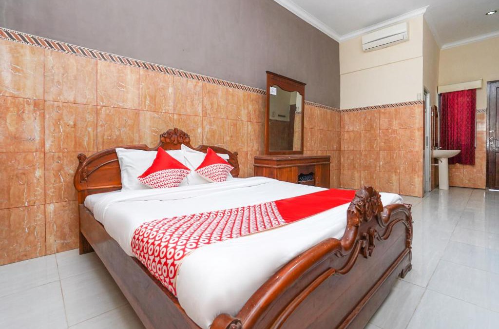 Pamekasan Hotel | OYO 2715 Hotel Madinah Syariah