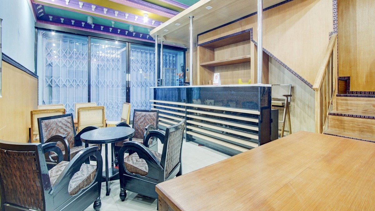Malang Hotel | OYO 90179 Sybilla Cafe & Homestay